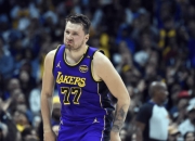 NG体育-东契奇连续十场比赛得分超过挺进下一轮，湖人挑战极限！的简单介绍