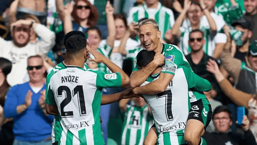 关于意甲今夜走向成谜；比利亚雷亚尔门线救险；球迷炸锅；轮换策略成焦点的信息