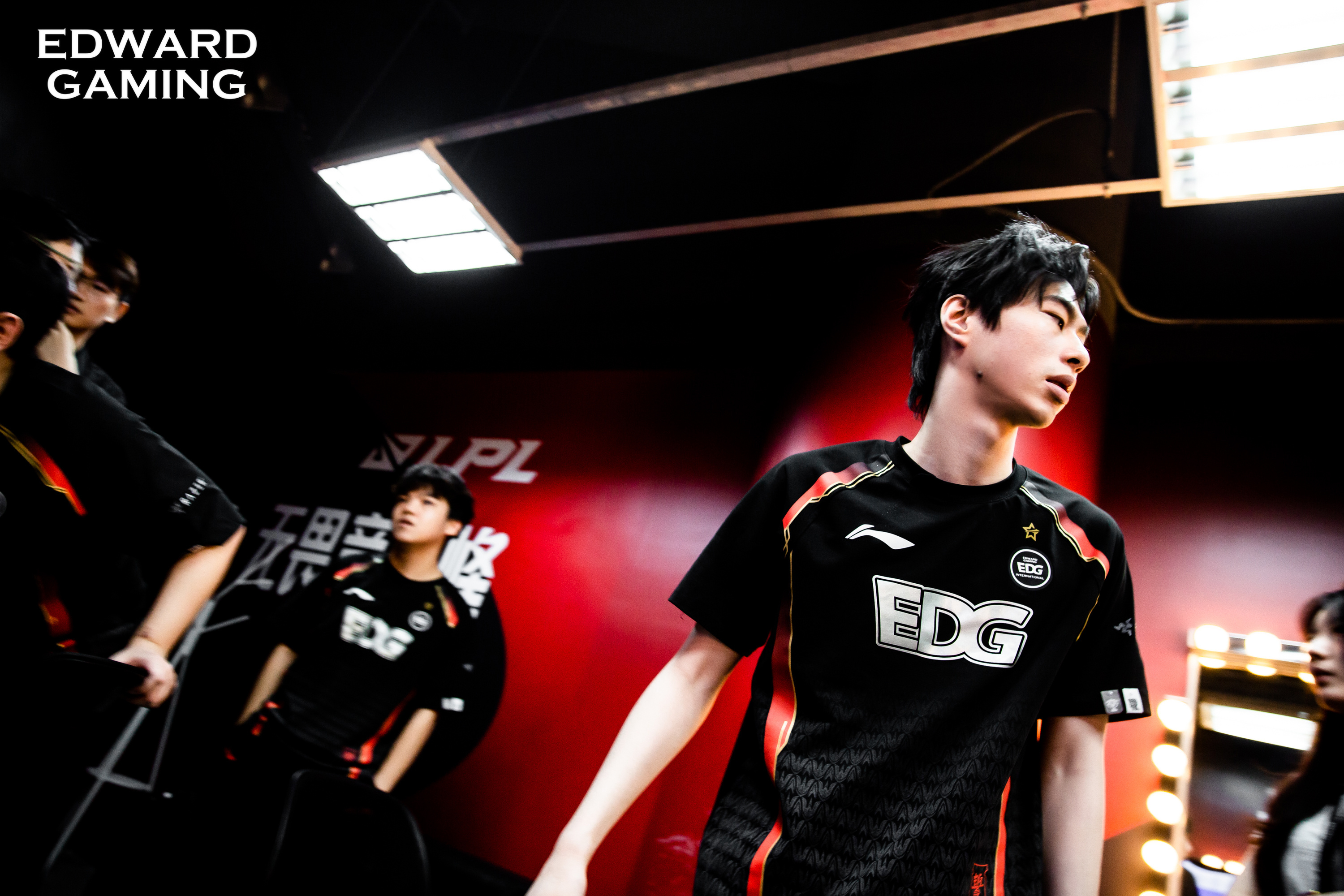 关于Faker在老鹰比赛中绝杀，战术调整引发热议！的信息